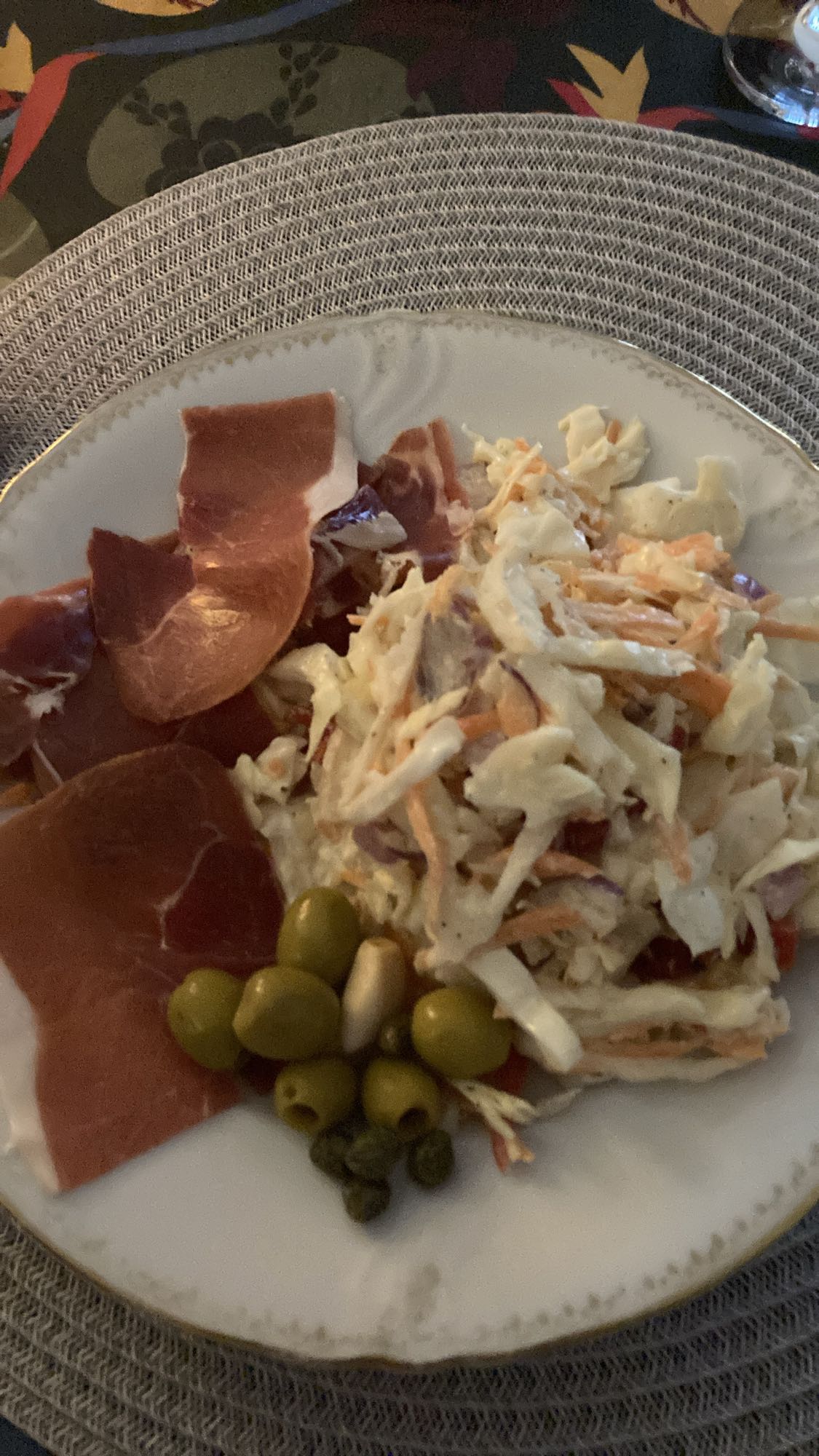Serranoskinka med coleslaw