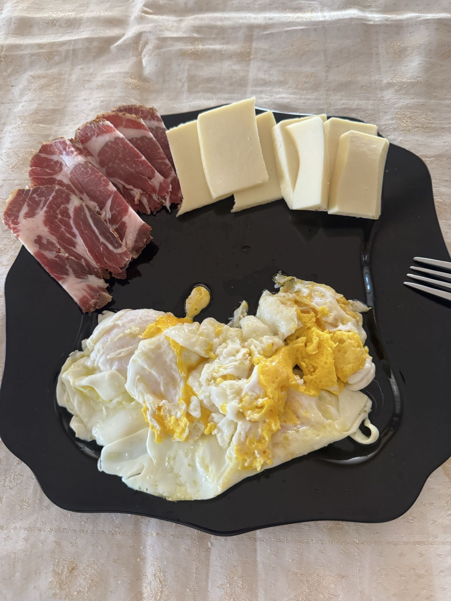 Mic dejun cu ouă, cașcaval și șuncă