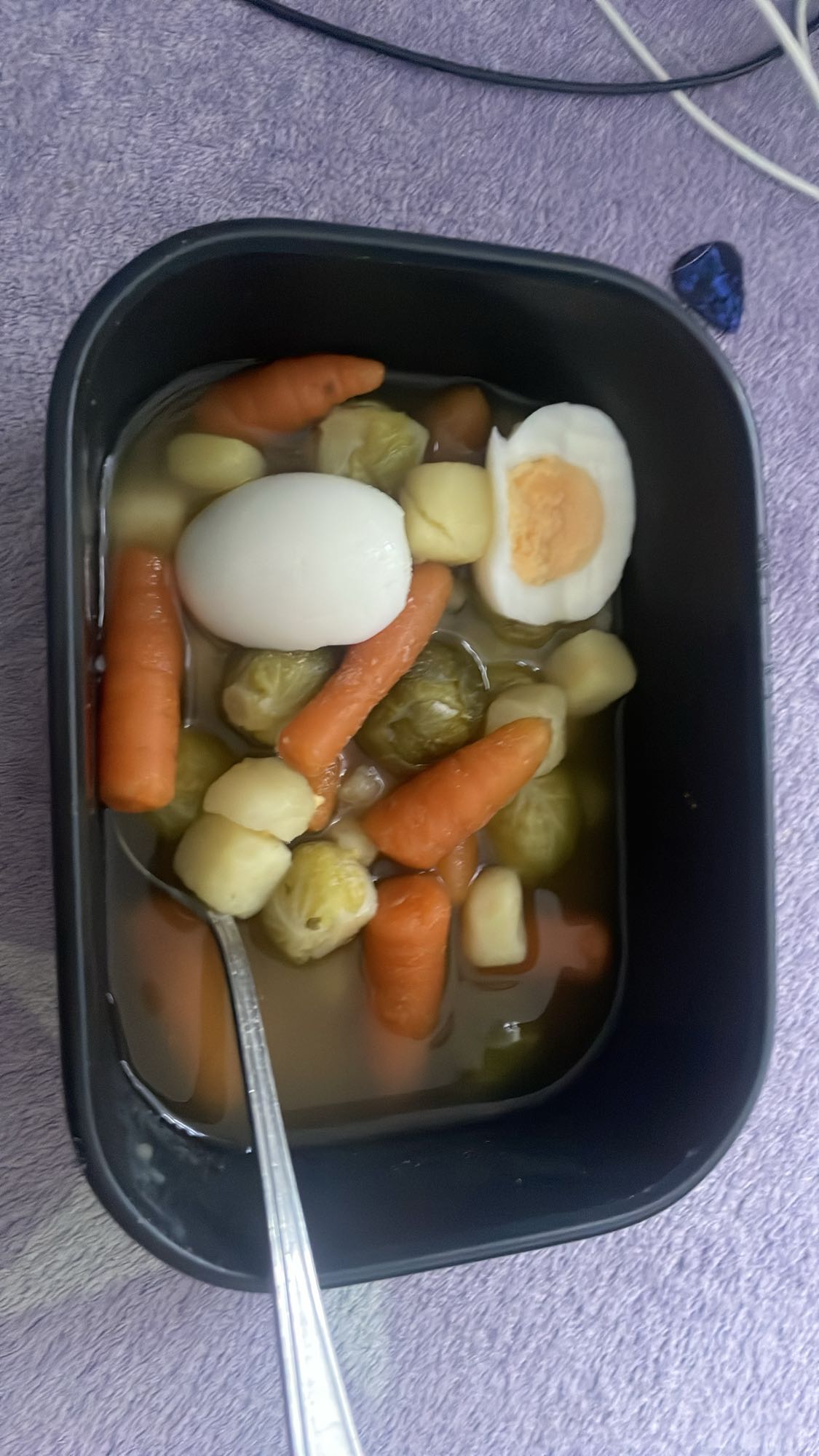 Jajko z warzywami w bulionie