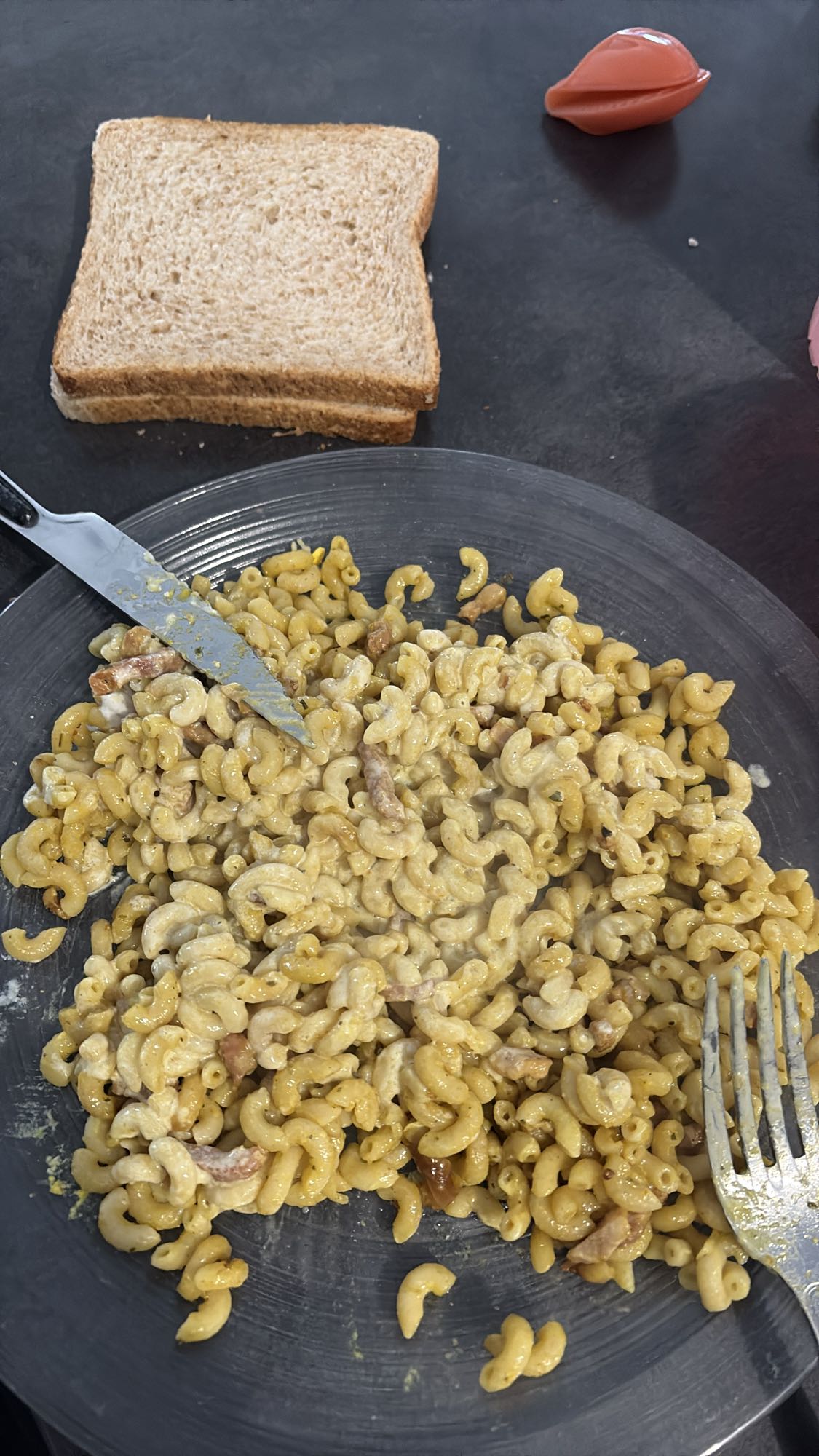 Creamy pasta with toast