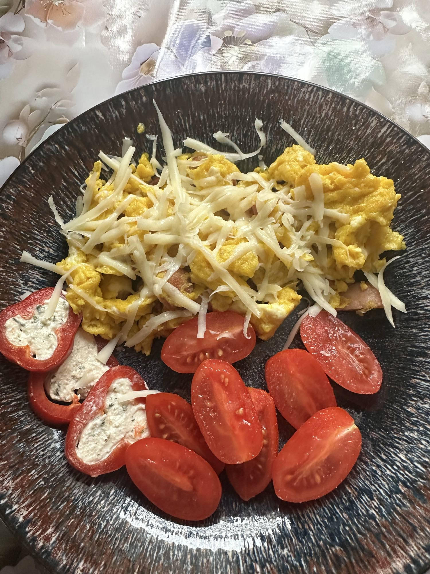 Omlet cu brânză și roșii