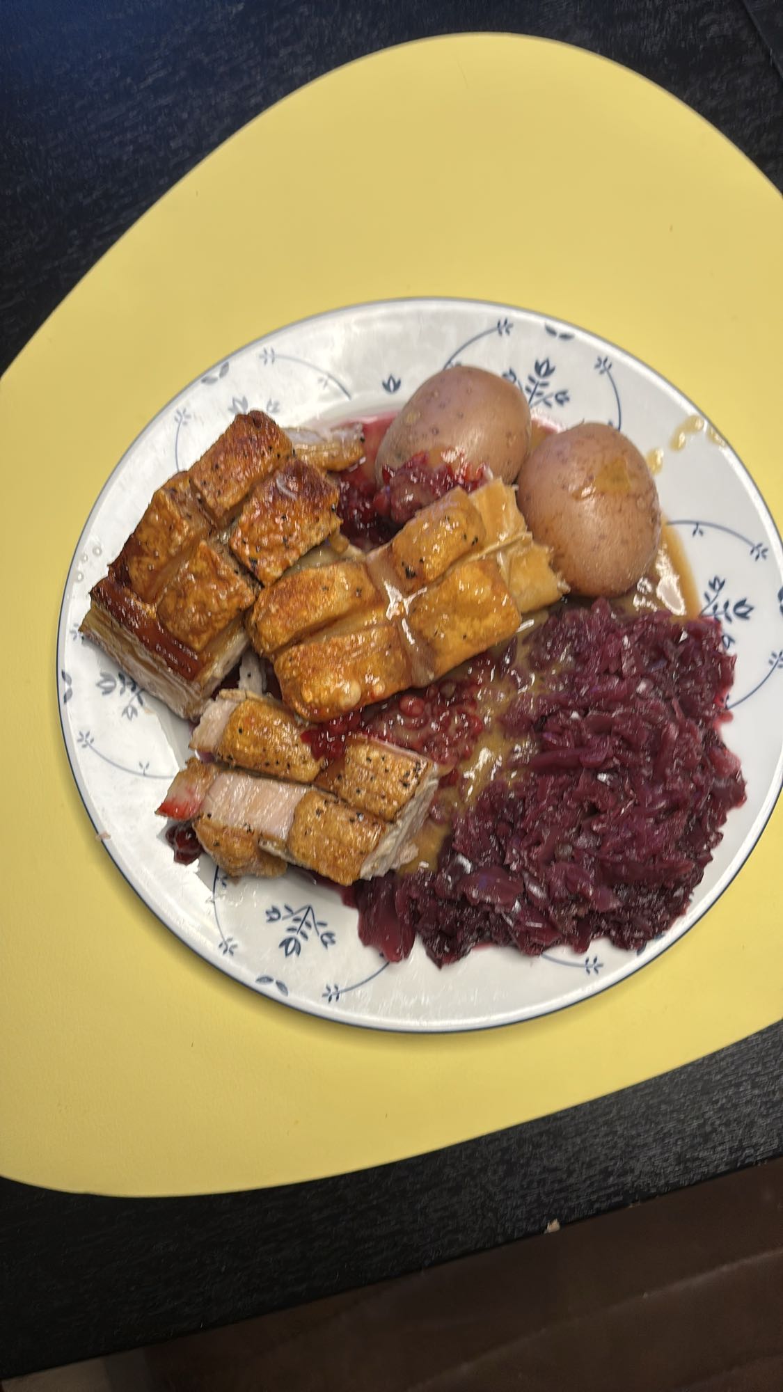 Ribbe med rødkål og potet