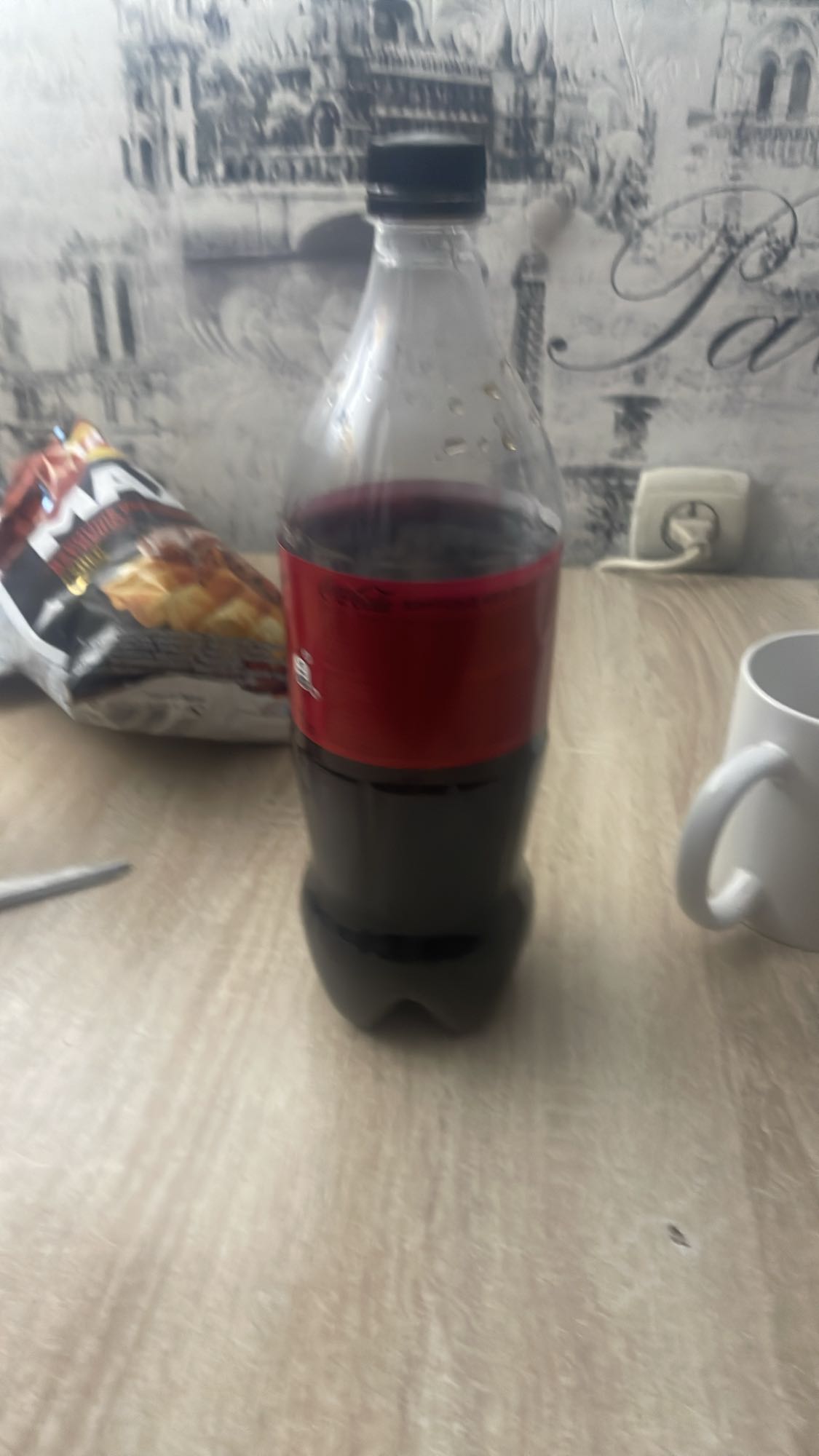 чипсы и кола