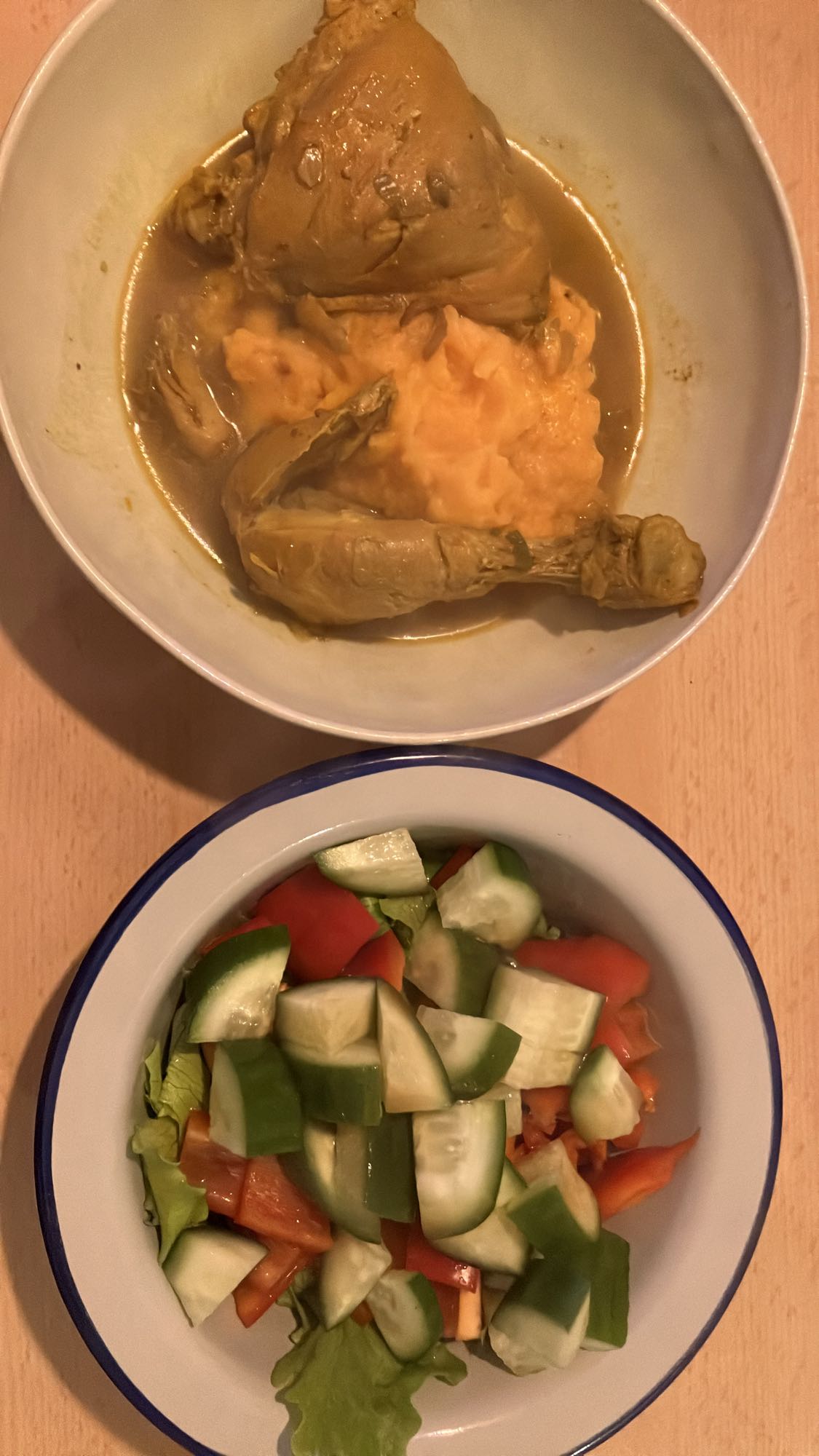 Frango com purê de batata doce e salada