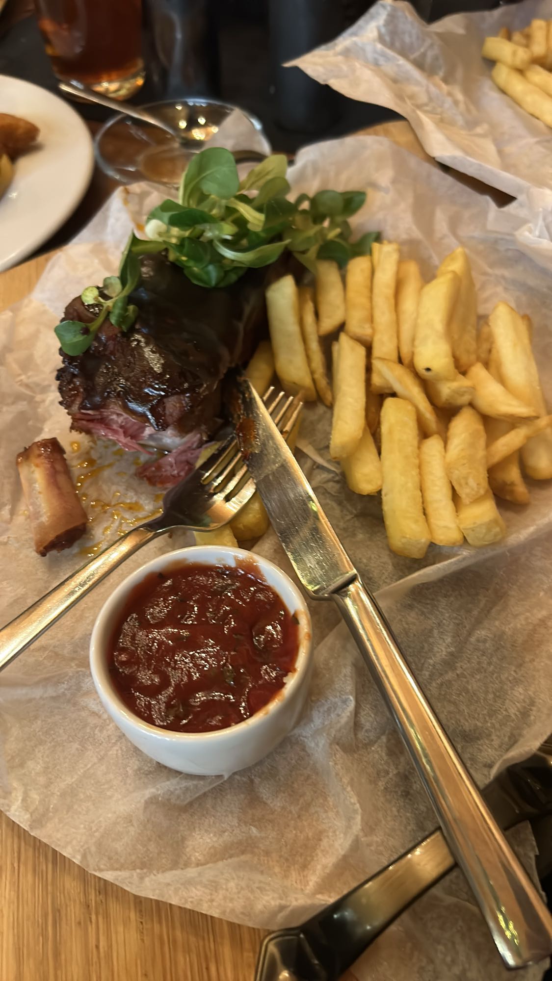 żeberka z frytkami i sosem