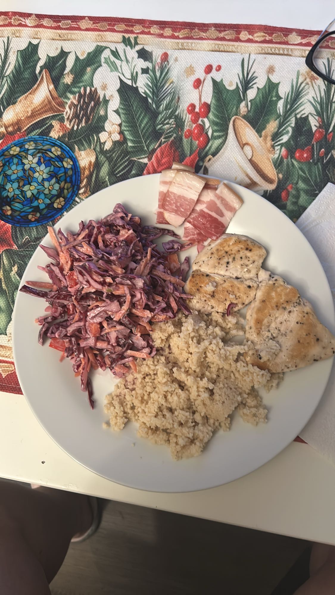 Курица с кускусом и салатом