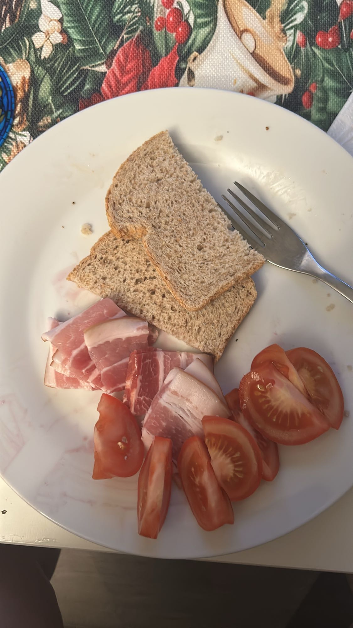 Хлеб с беконом и томатом