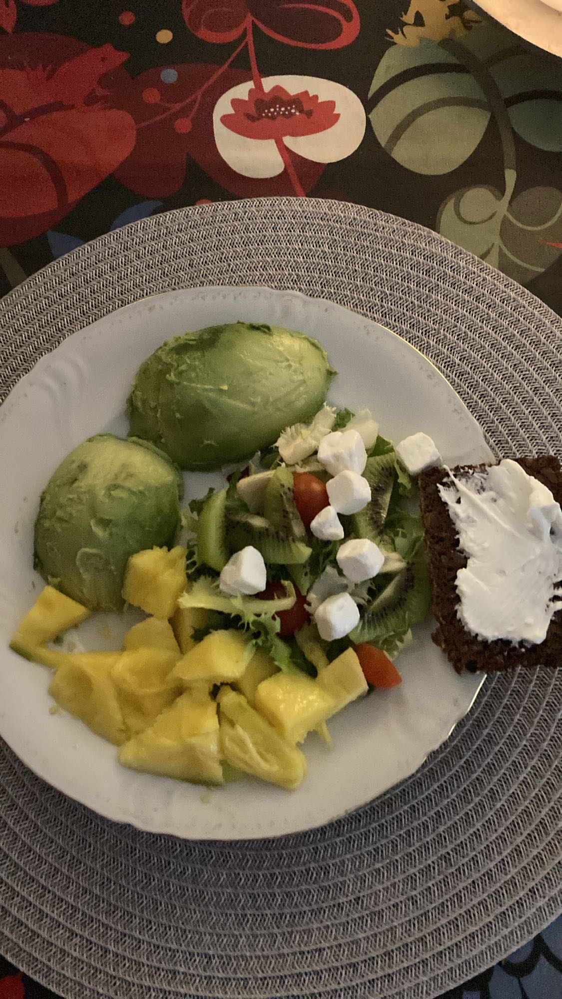 Avokadotallrik med bröd