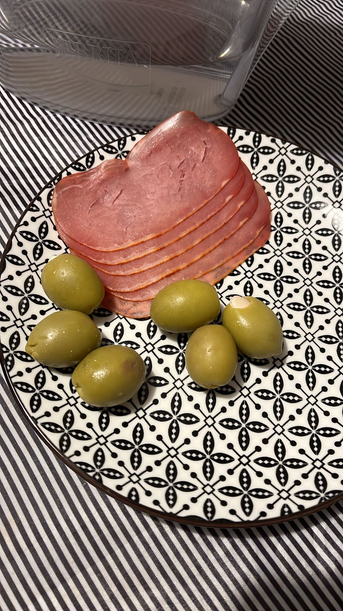 Сушено месо и маслини