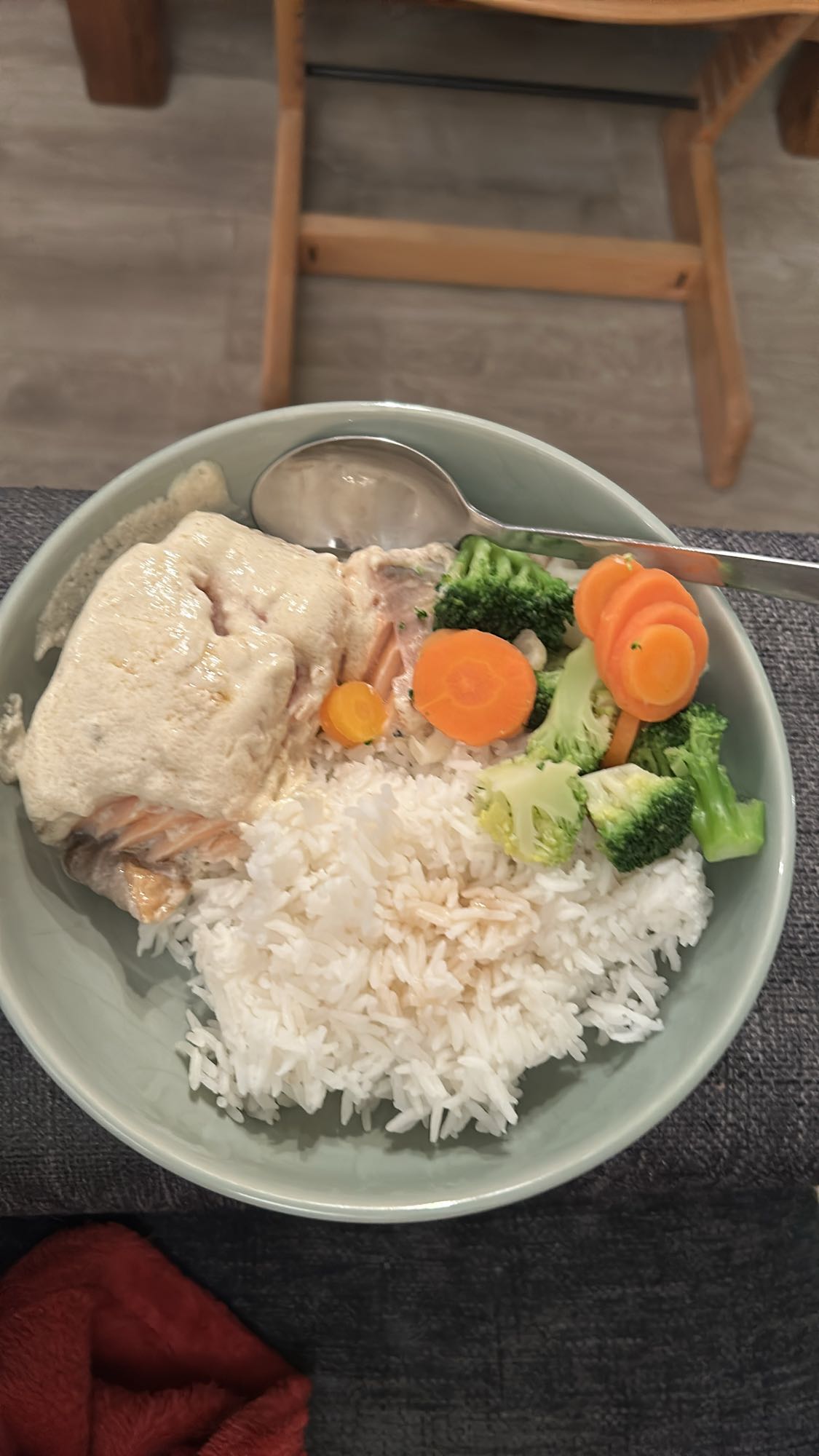 Laks med ris og grønnsaker