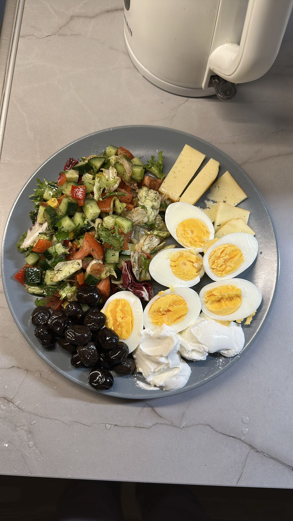 Тарелка с яйцами и салатом