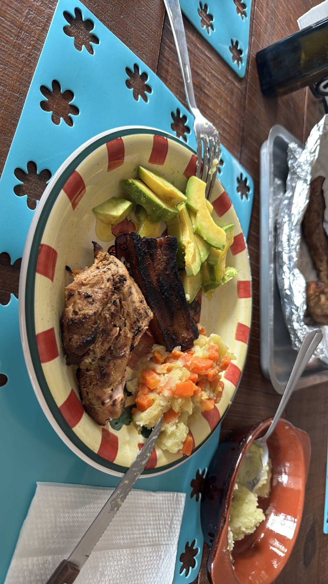 Pollo con vegetales y aguacate