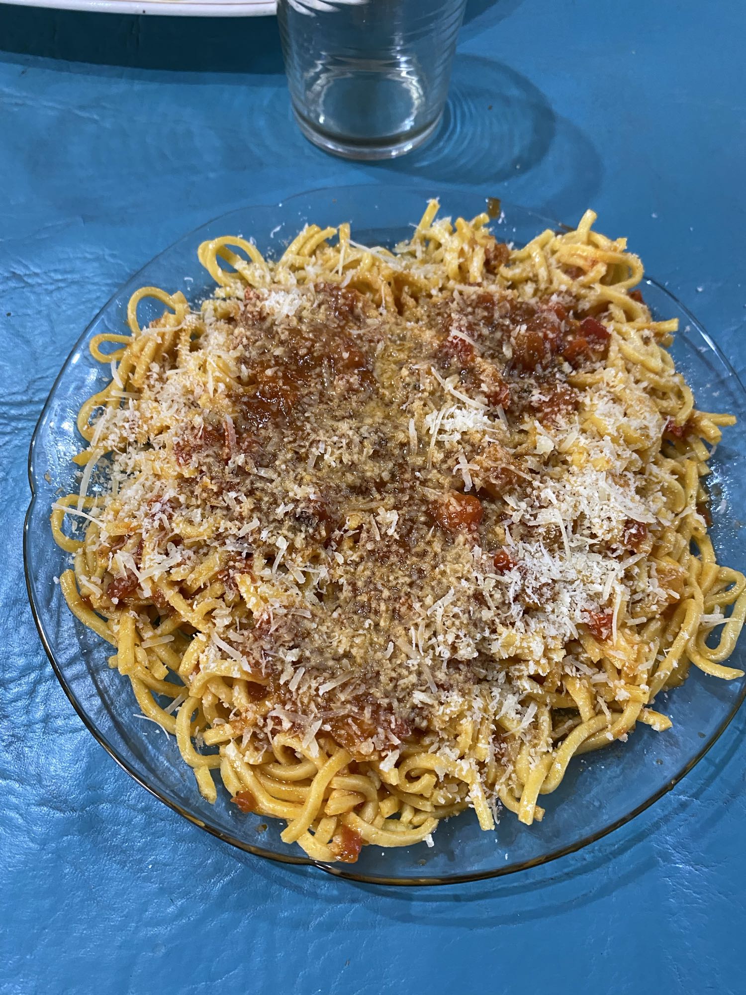 Espaguetis con salsa y queso