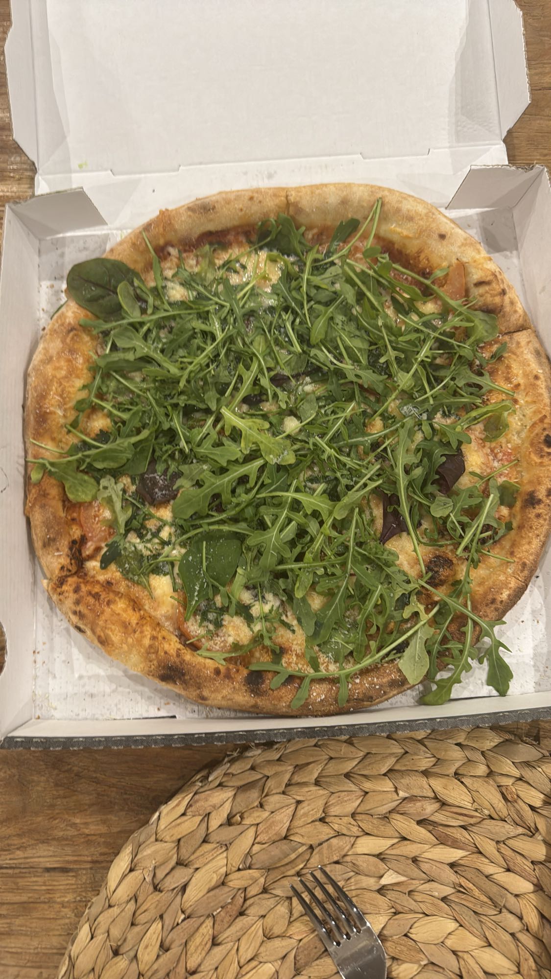 Pizza mit Rucola (2/3 ohne Rand)