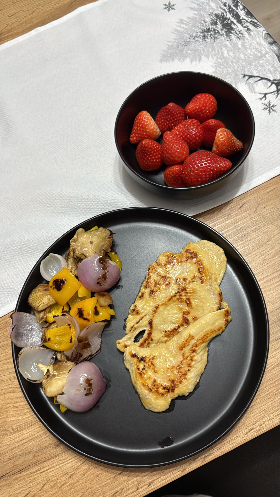 Piept de pui cu legume și căpșuni