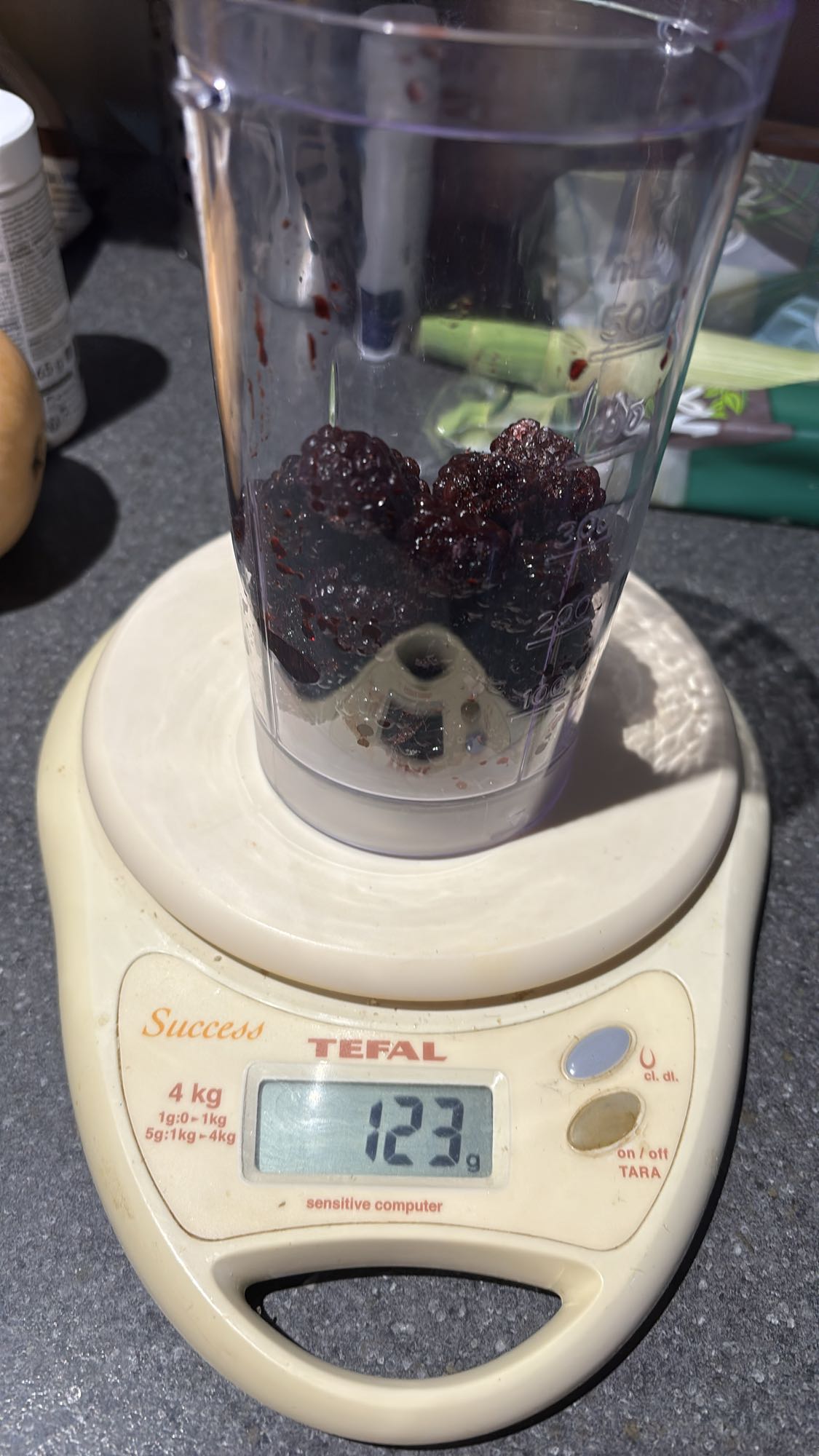 Mûres fraîches pesées