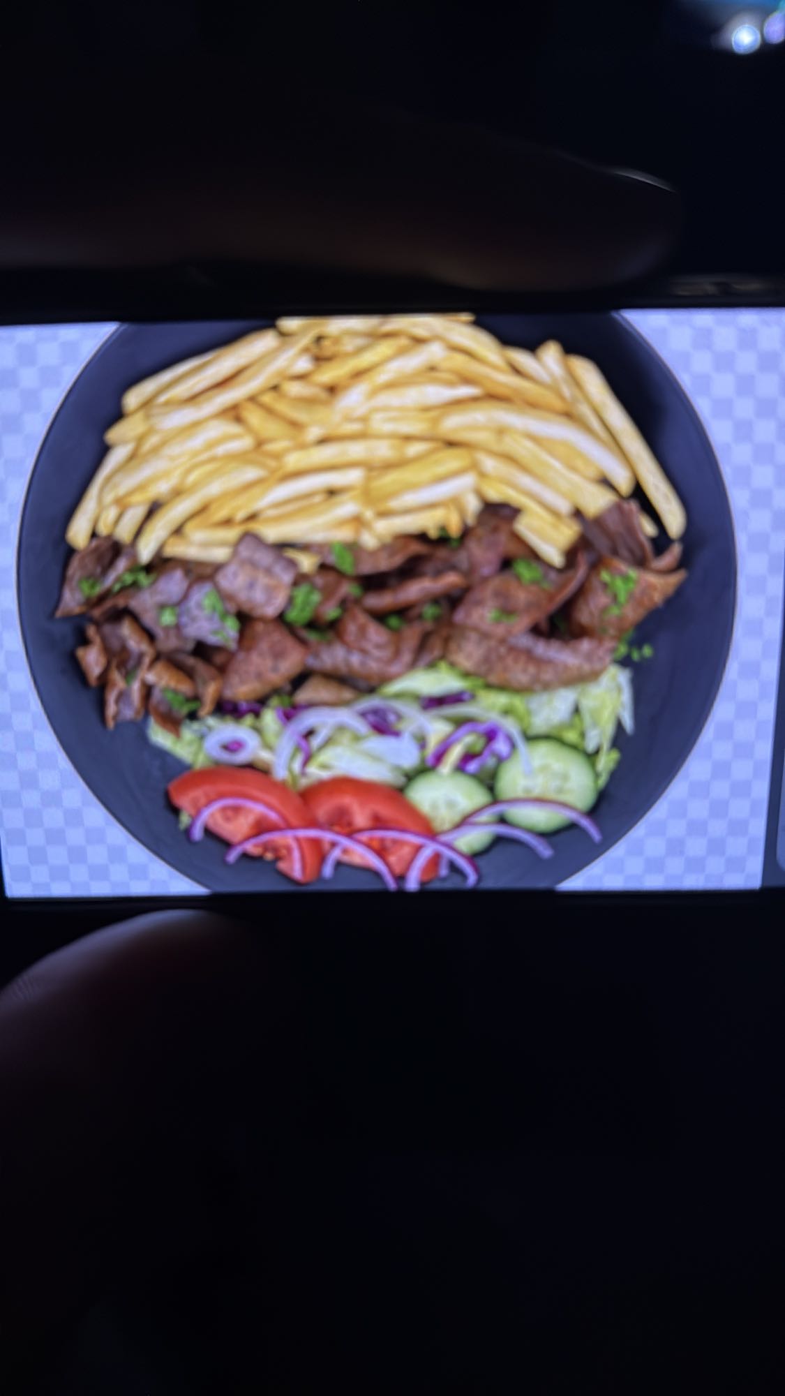 frytki z mięsem i sałatką