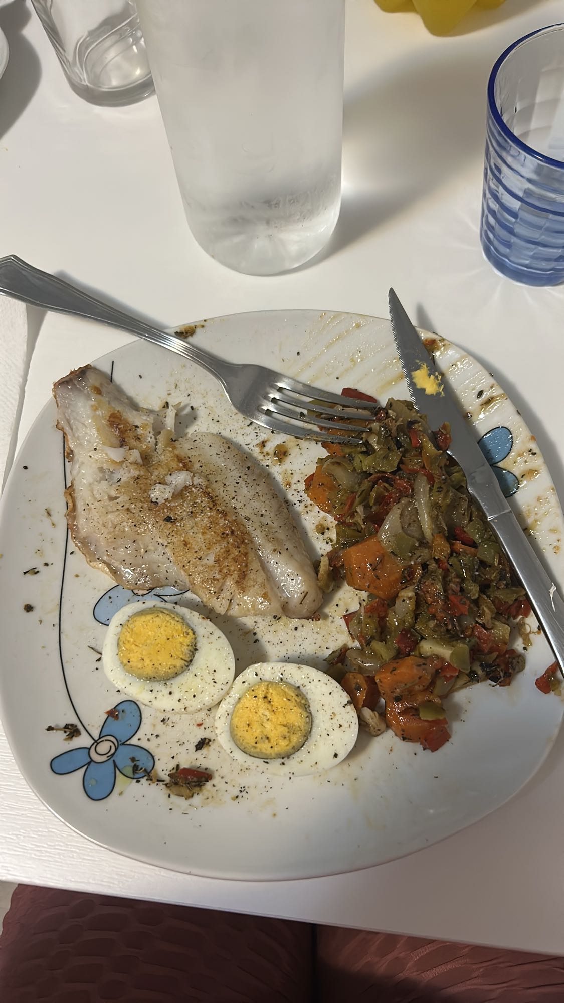 Gallineta con huevo y verduras