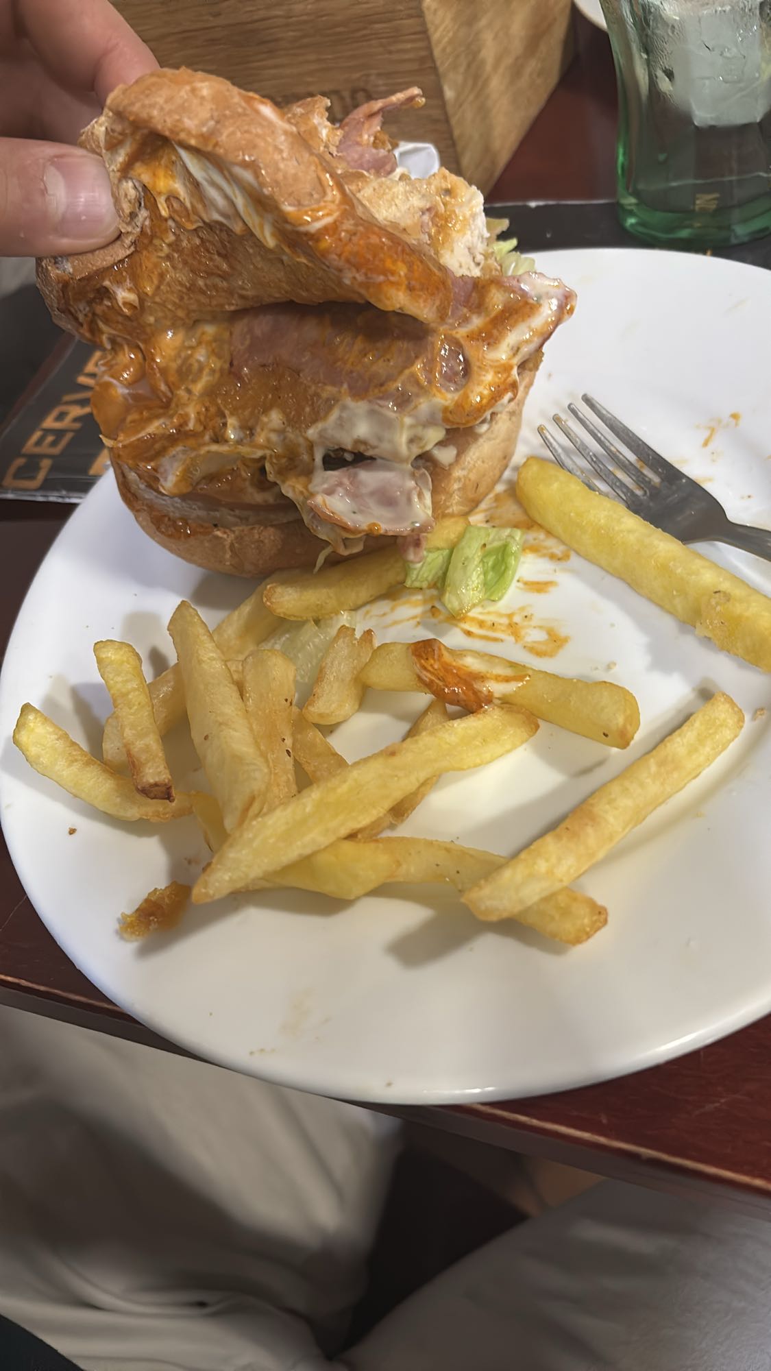 Sándwich con papas fritas