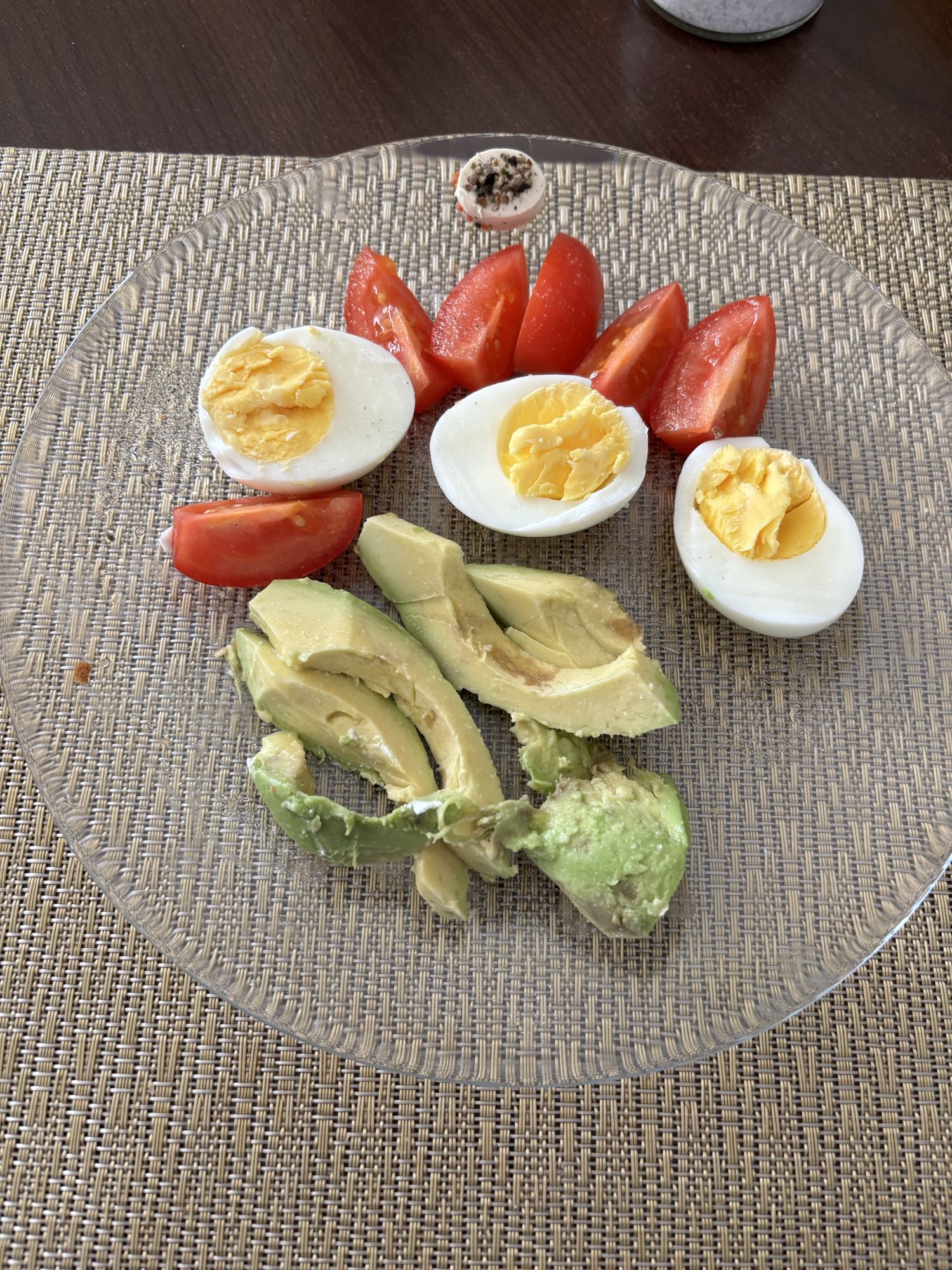 Mic dejun cu ouă și avocado