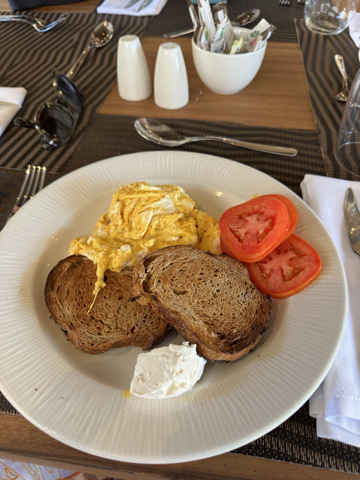 Desayuno con huevos y pan