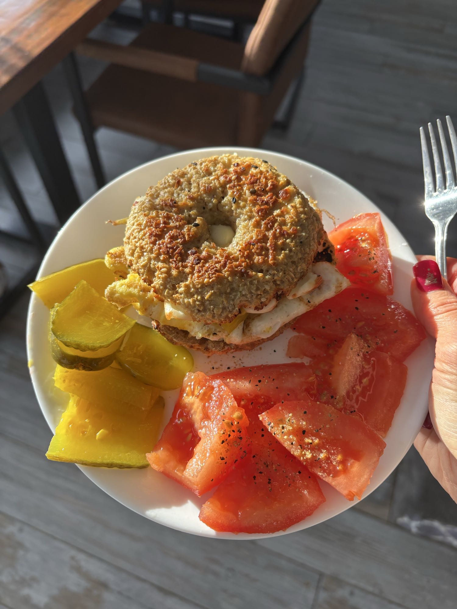 Bagel aux œufs et légumes