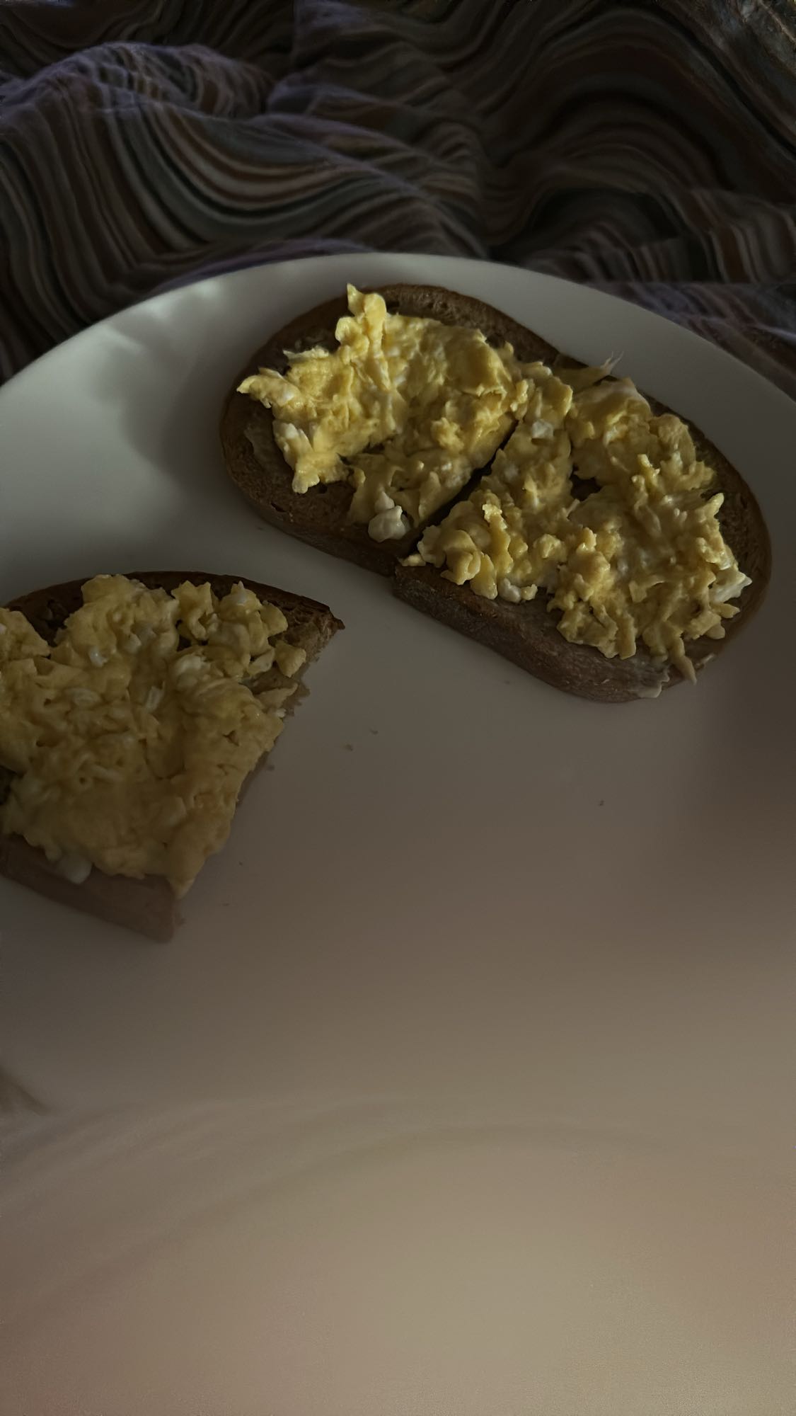 Rührei auf Vollkorntoast