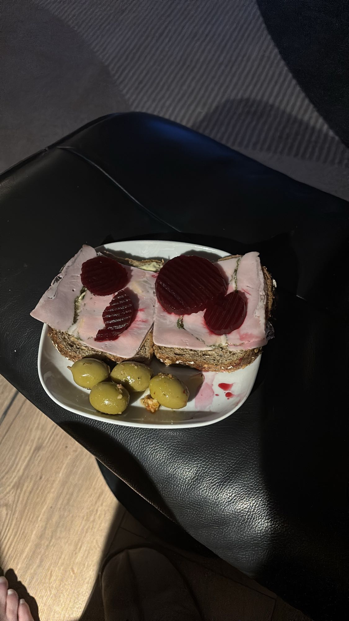 Brødskiver med skinke og rødbeter