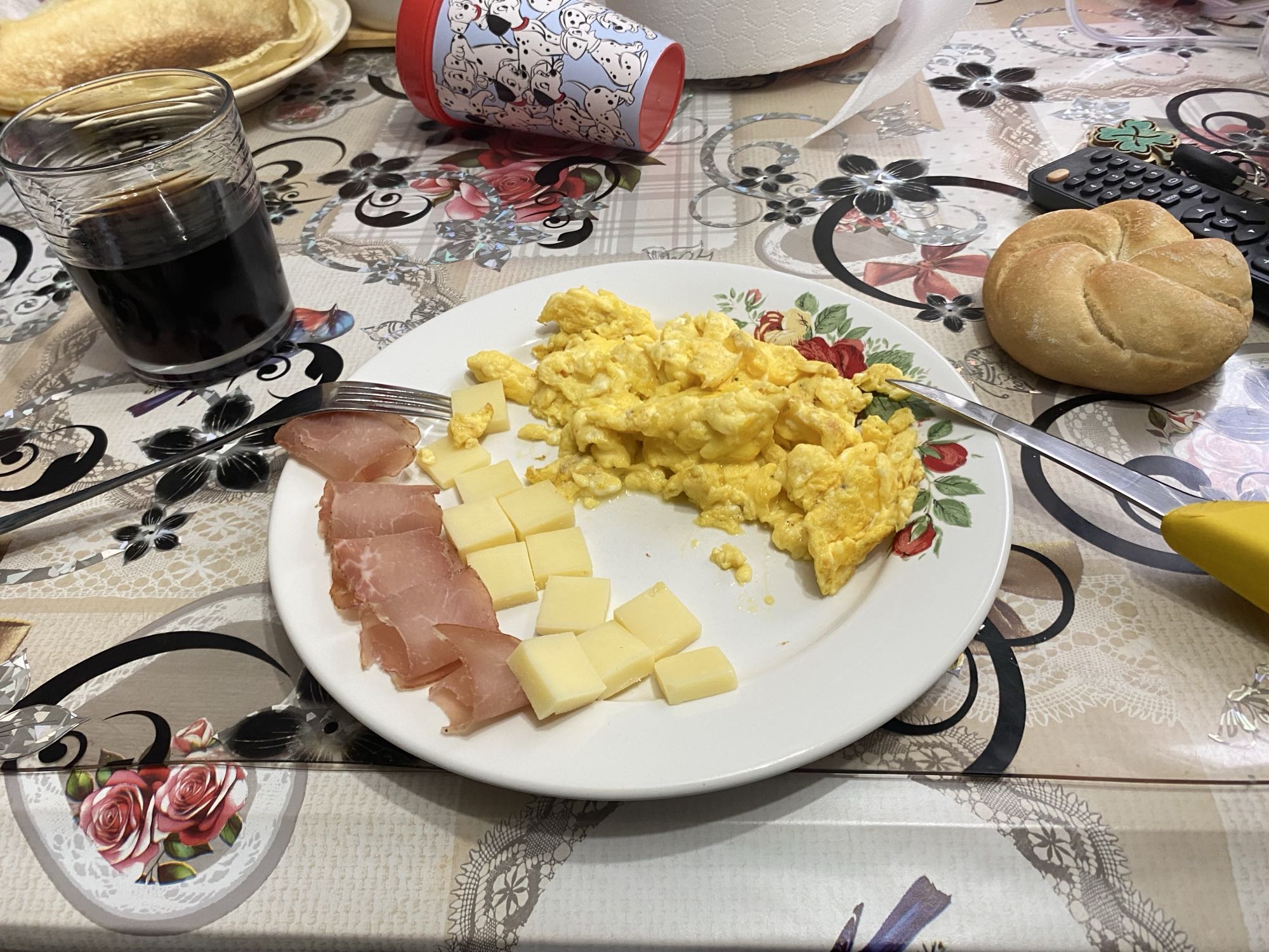 Mic dejun cu ouă și șuncă