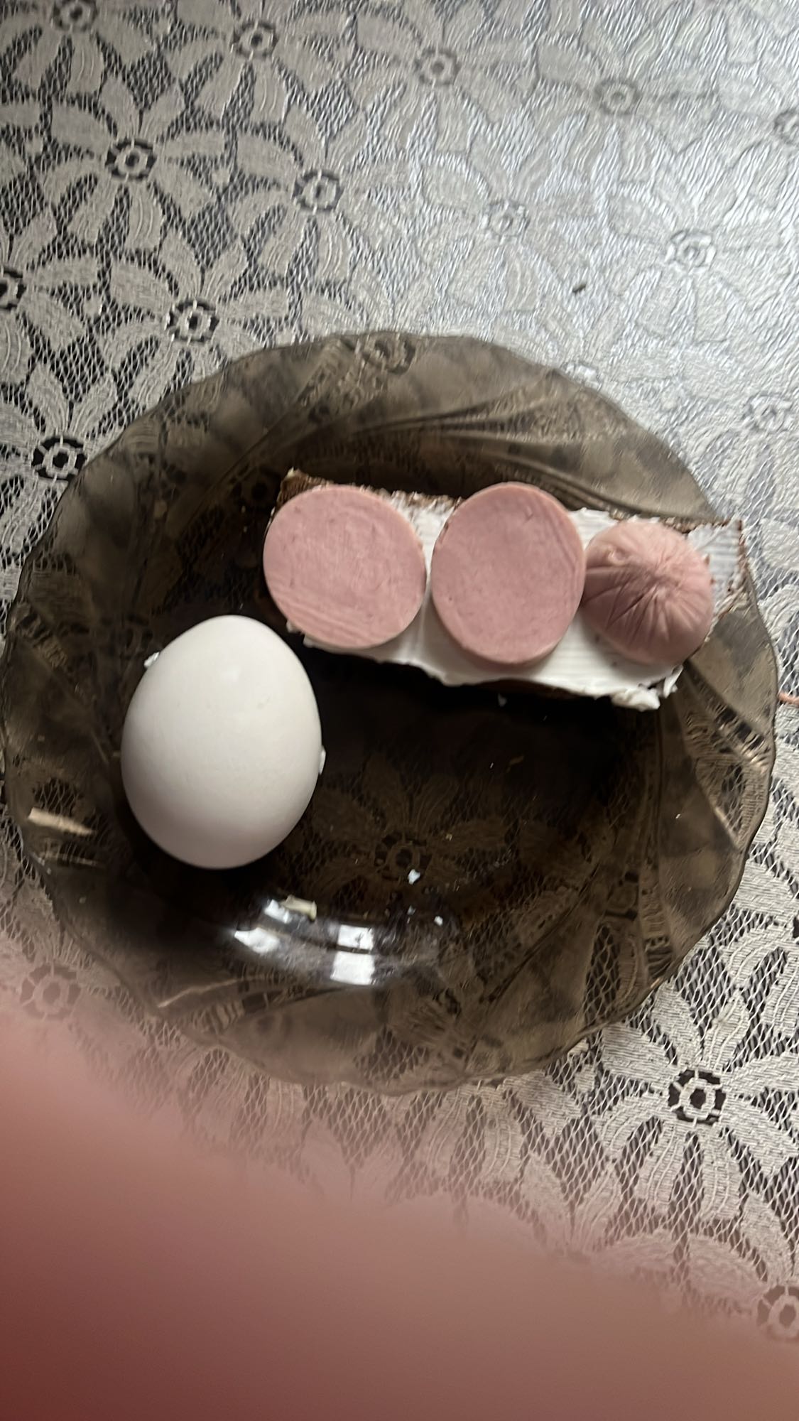 Яйцо и бутерброд с колбасой