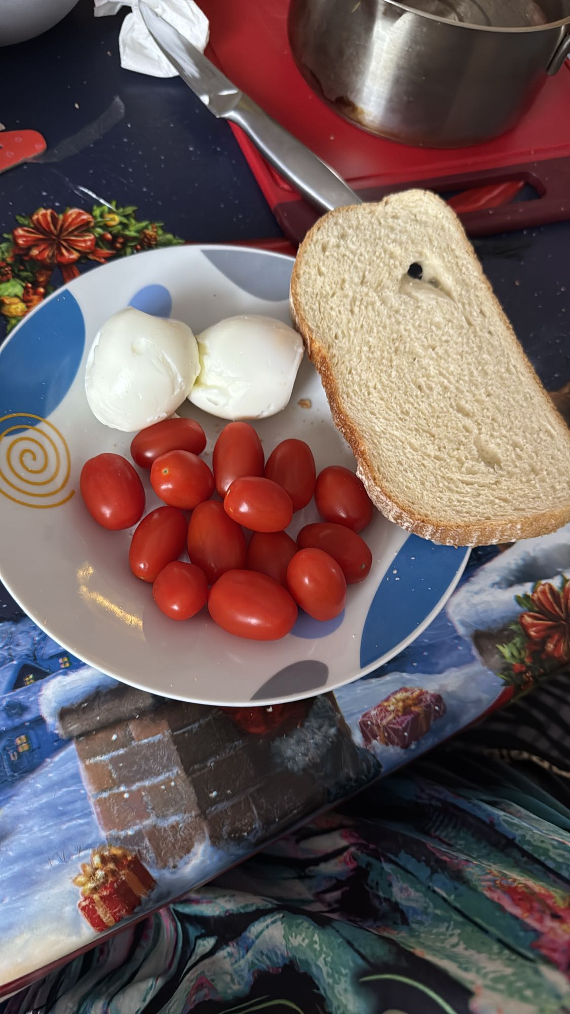 Mic dejun cu ouă și roșii