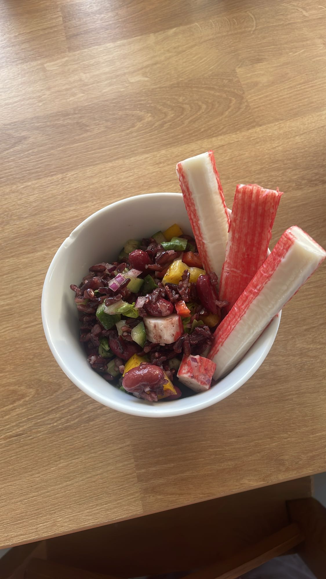 Sałatka z surimi i warzywami