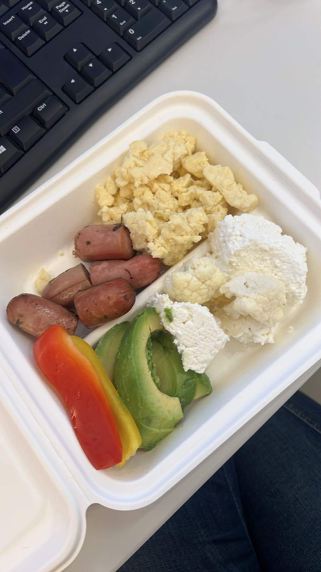 Завтрак с овощами и яйцом