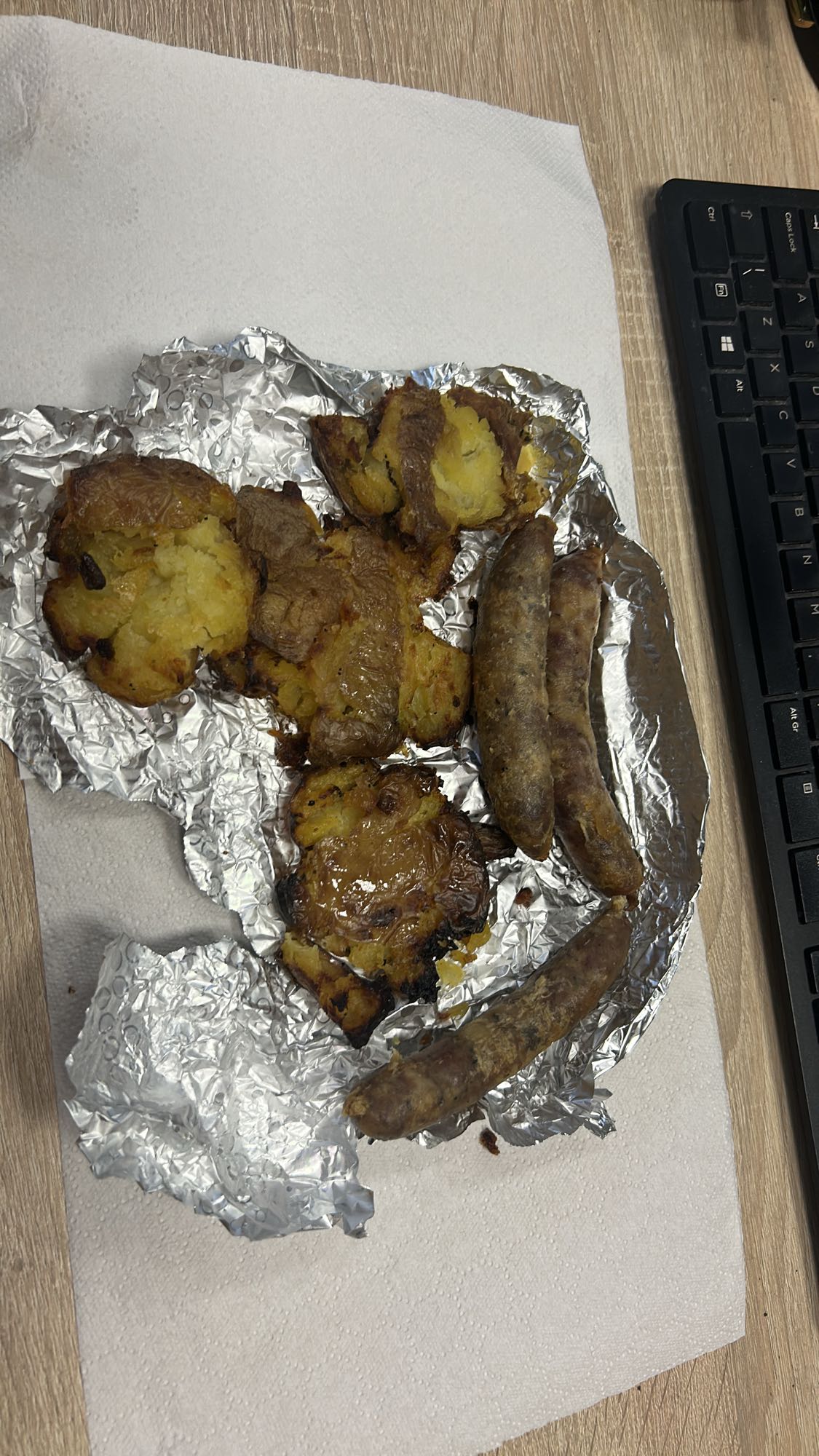 Cârnați cu cartofi copți