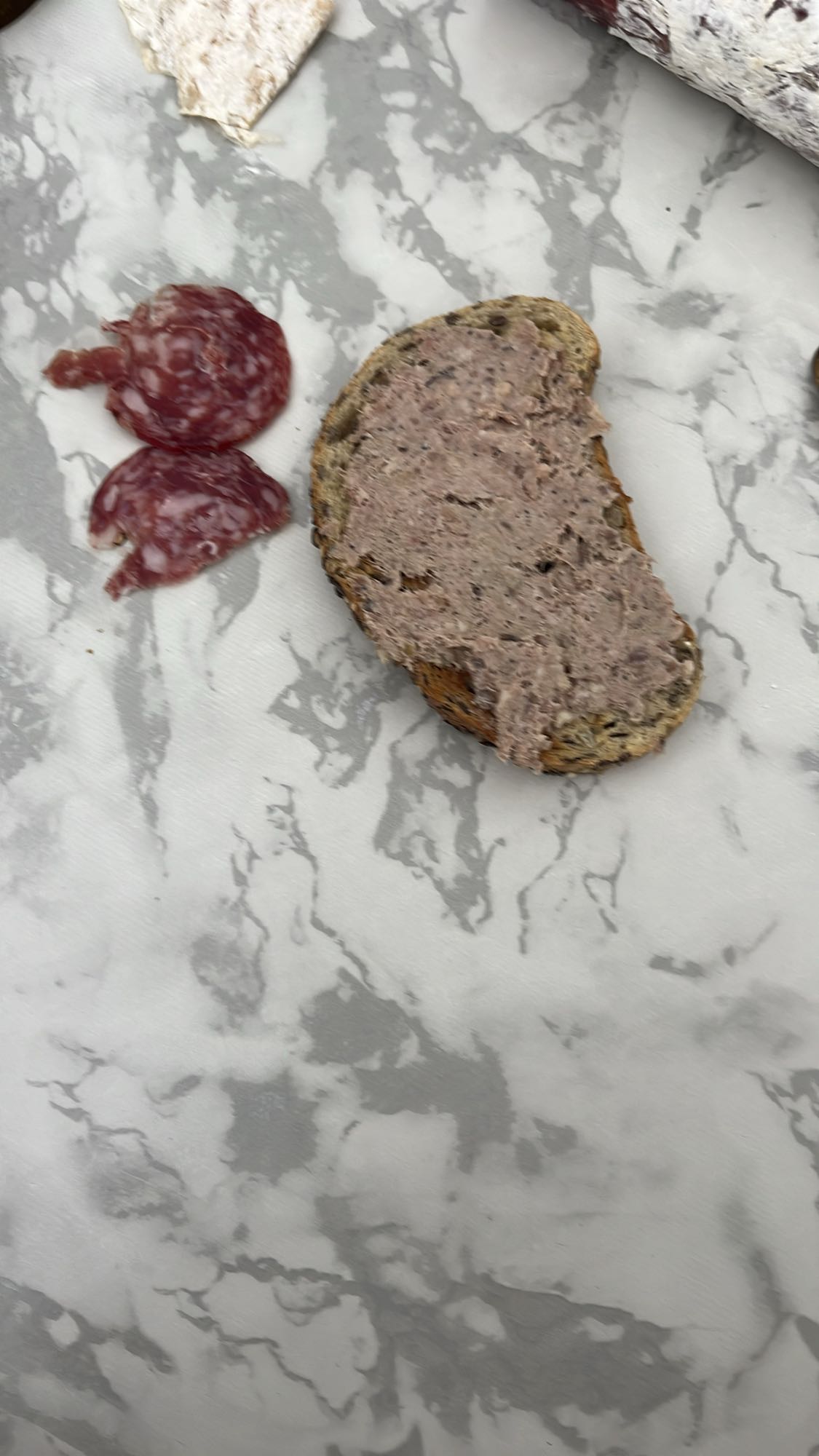 Pate cu salam și pâine