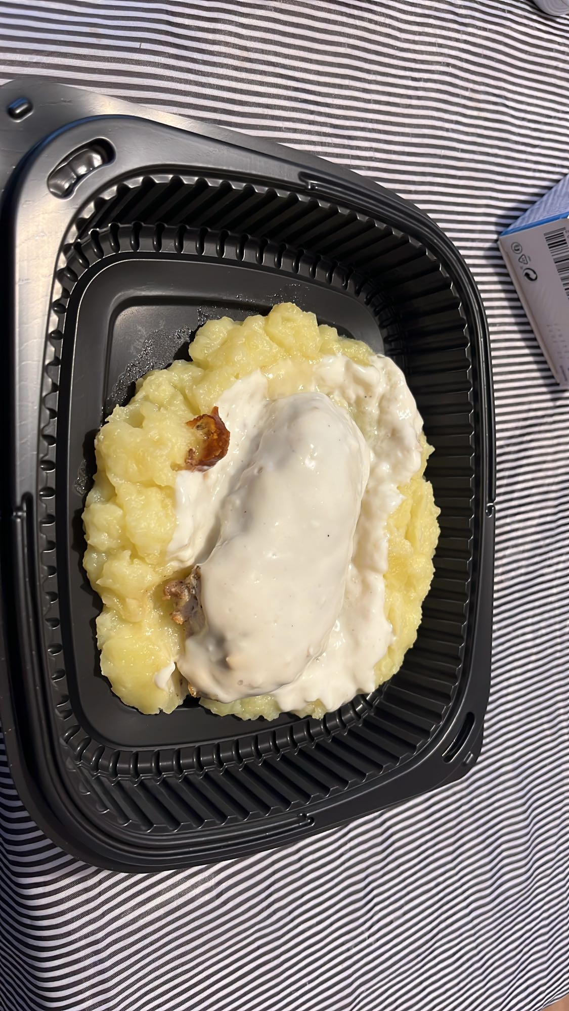 Пиле с пюре и сос