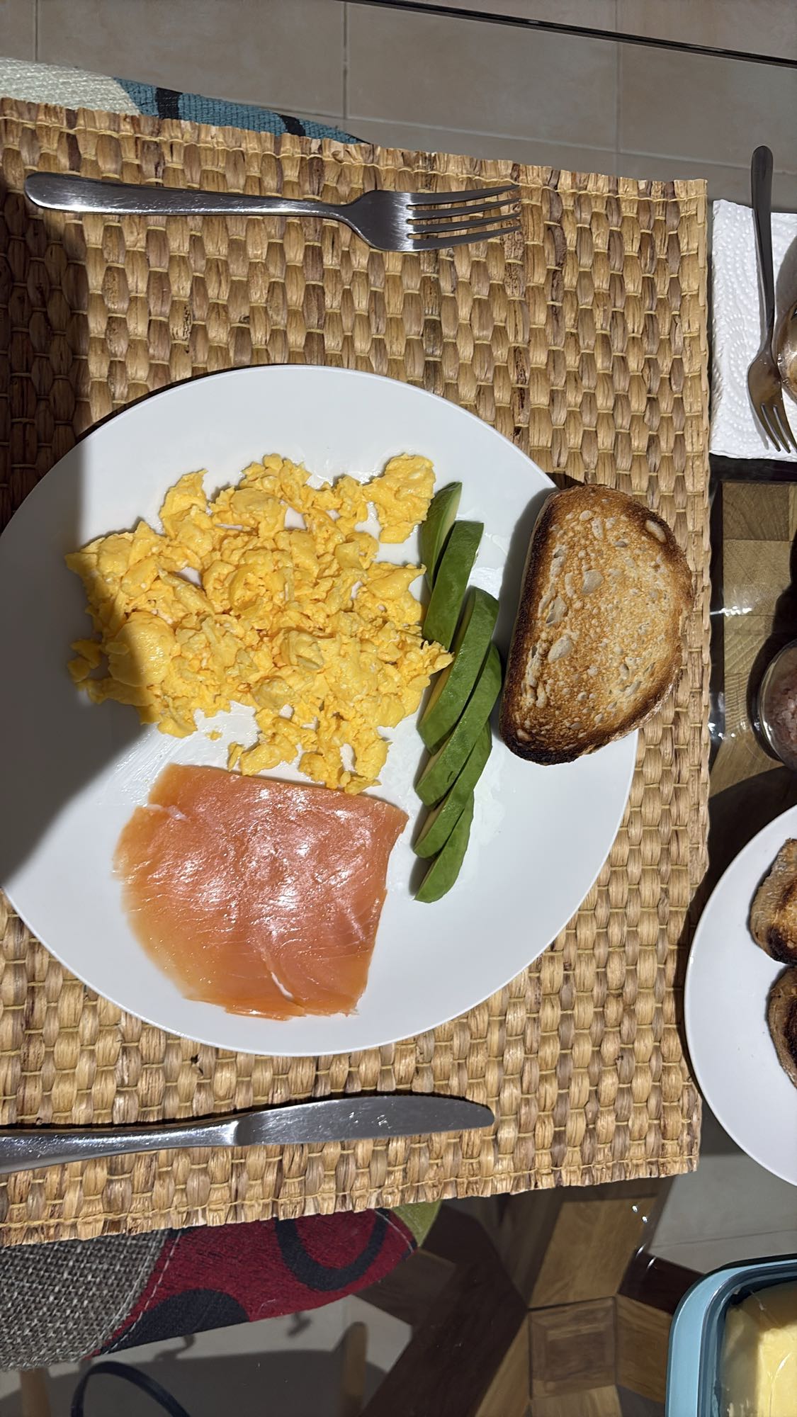 Eggs, salmon, toast, peas