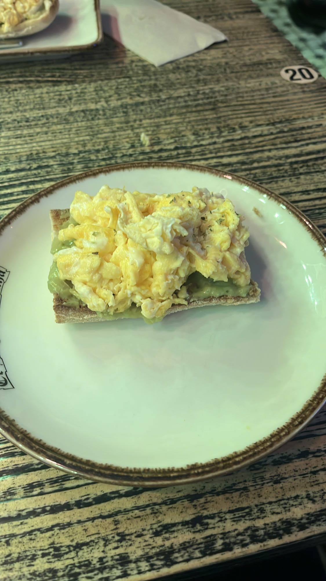 Tostada con huevo y aguacate