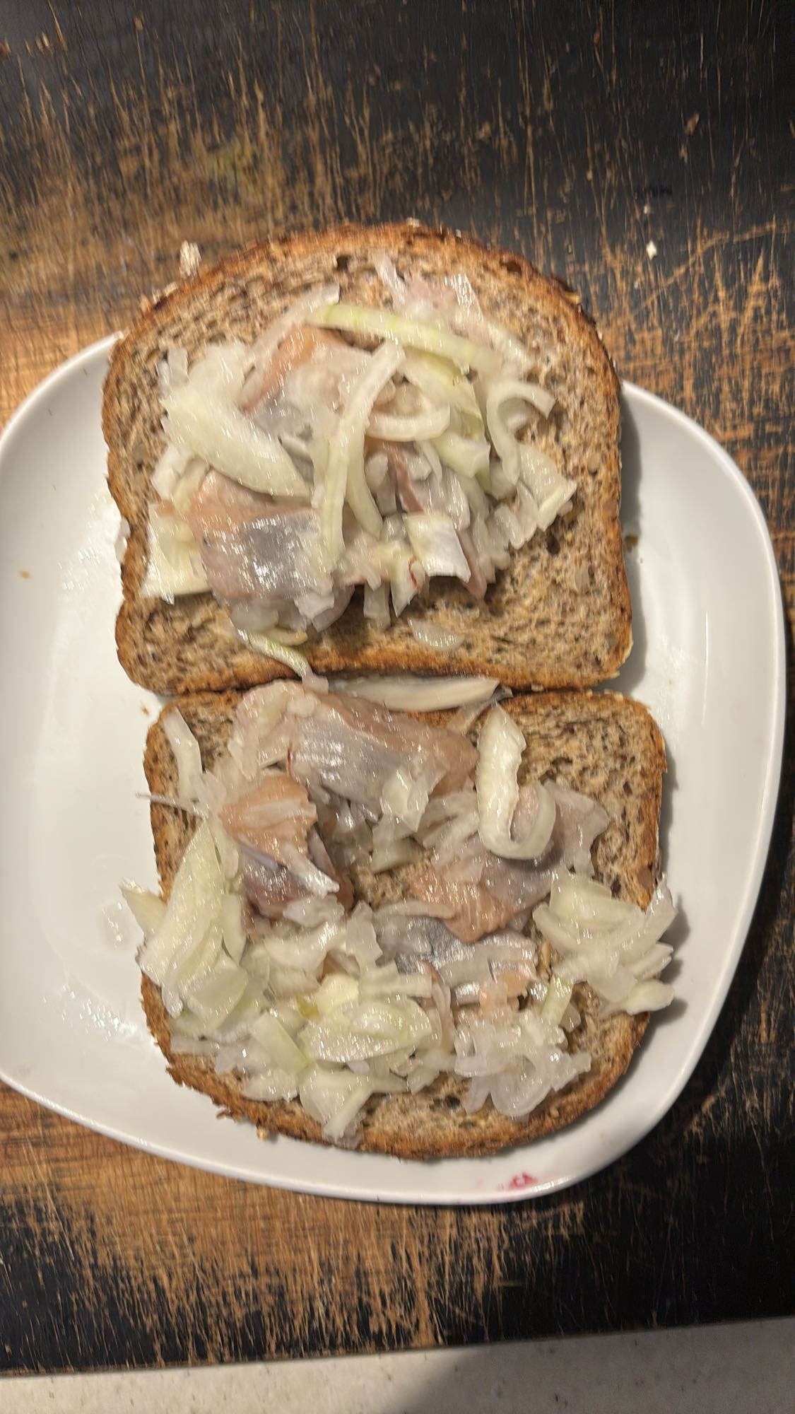 Sild og løk på grovbrød