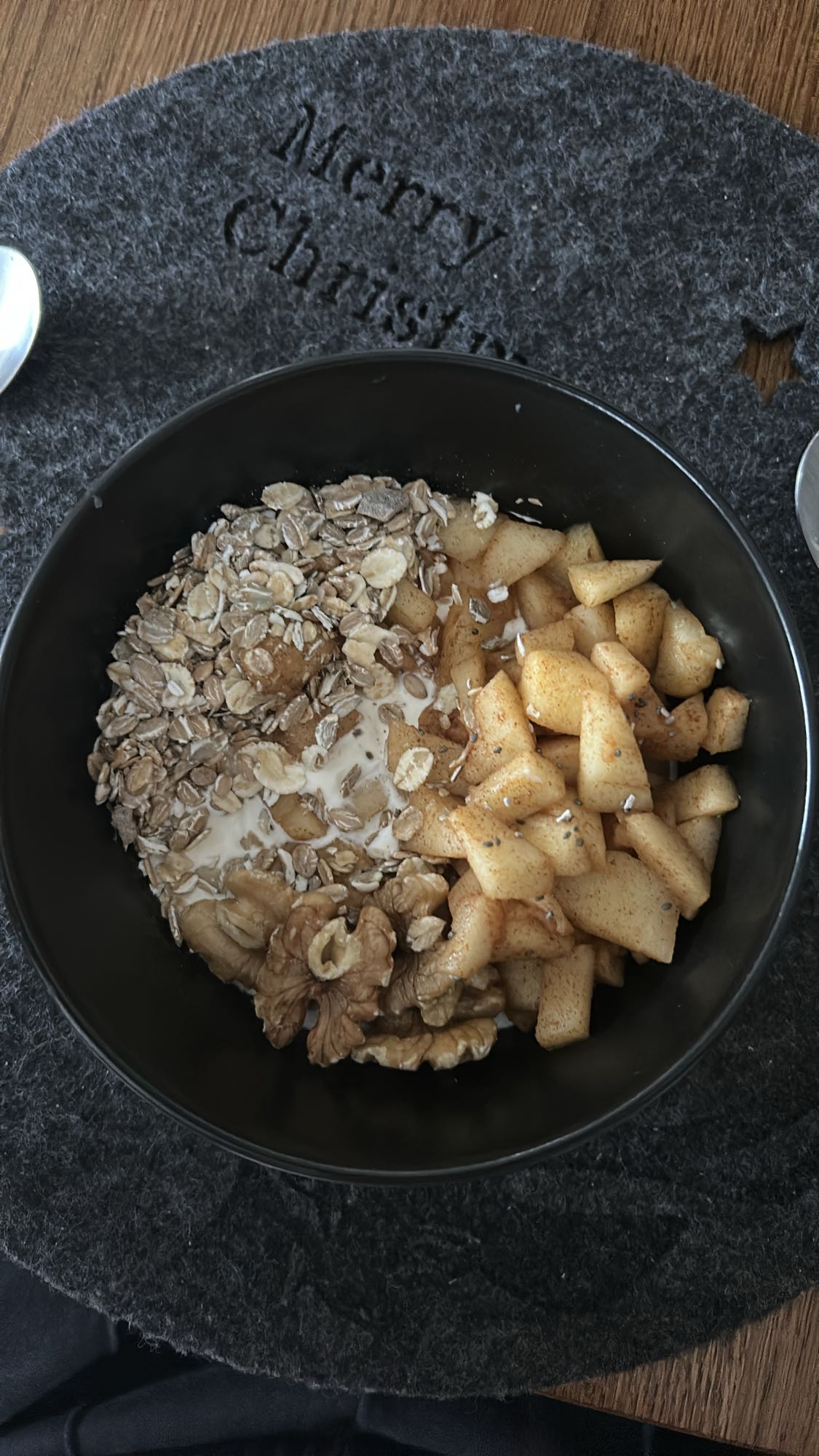 Owsianka z jabłkiem i orzechami