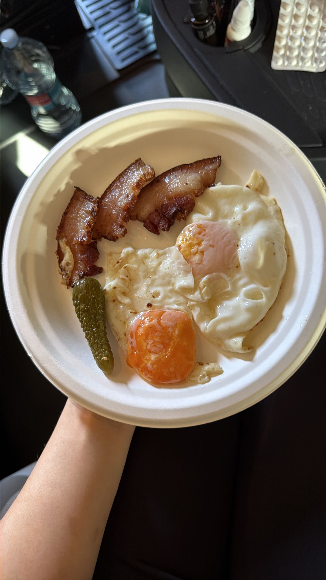 Mic dejun cu ouă și bacon