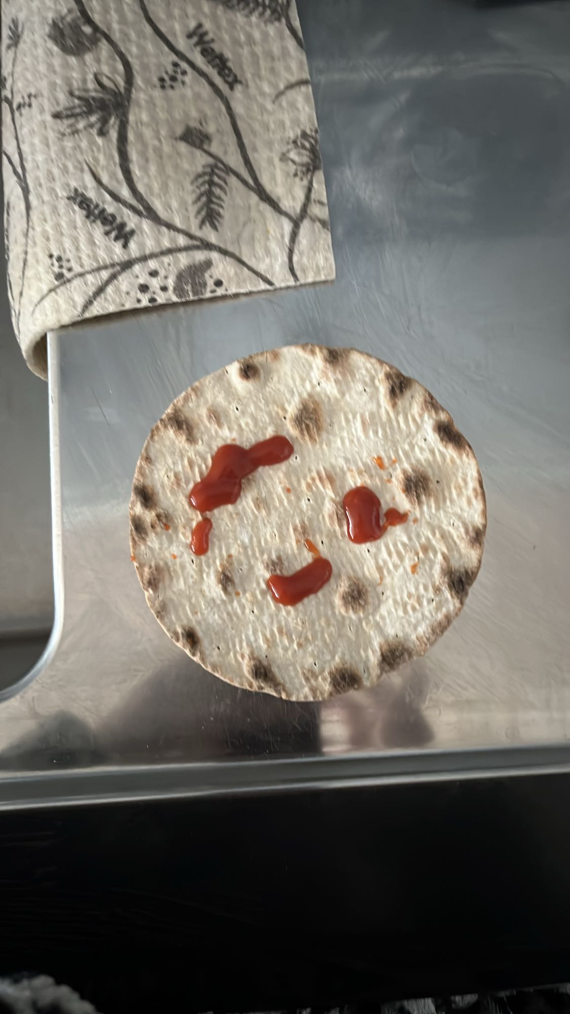 Tunnbröd med ketchup