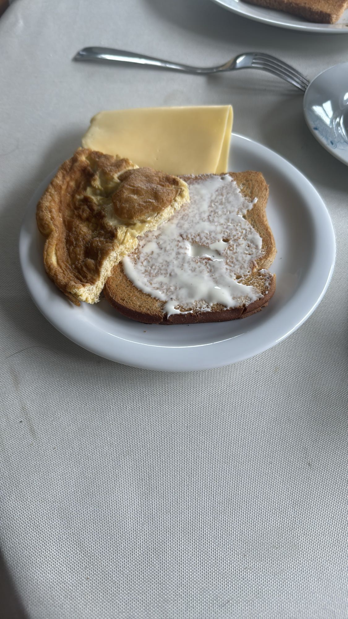 Torrada com ovo e queijo