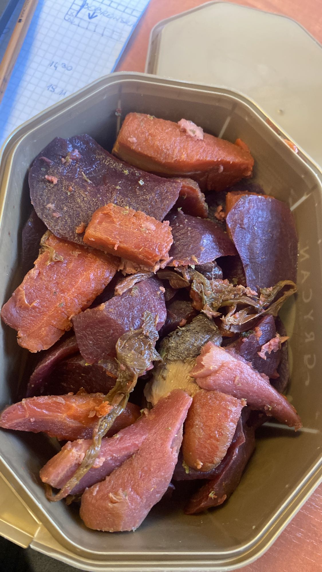 buraki z marchewką i rybą