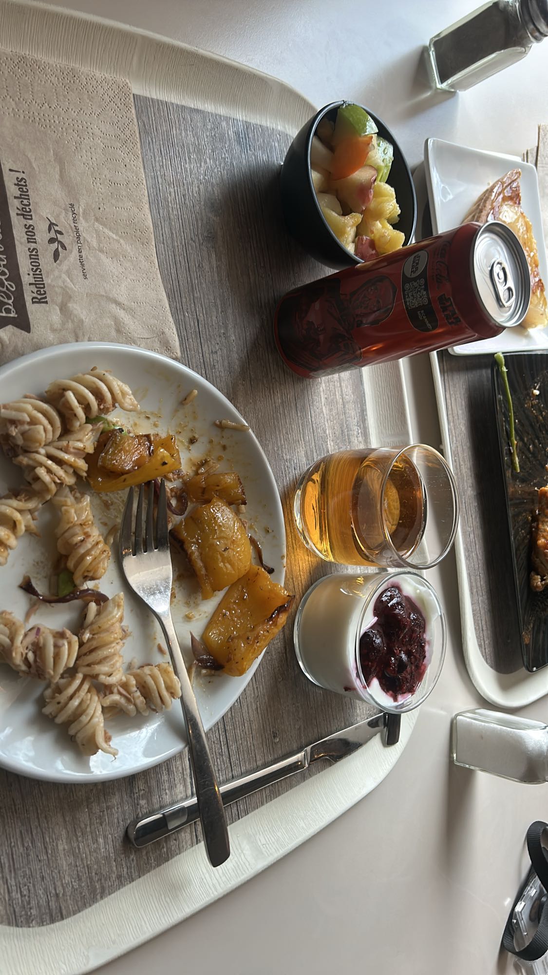 Déjeuner varié cantine