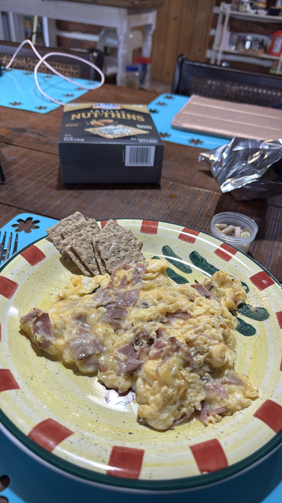 huevos revueltos con jamón y galletas