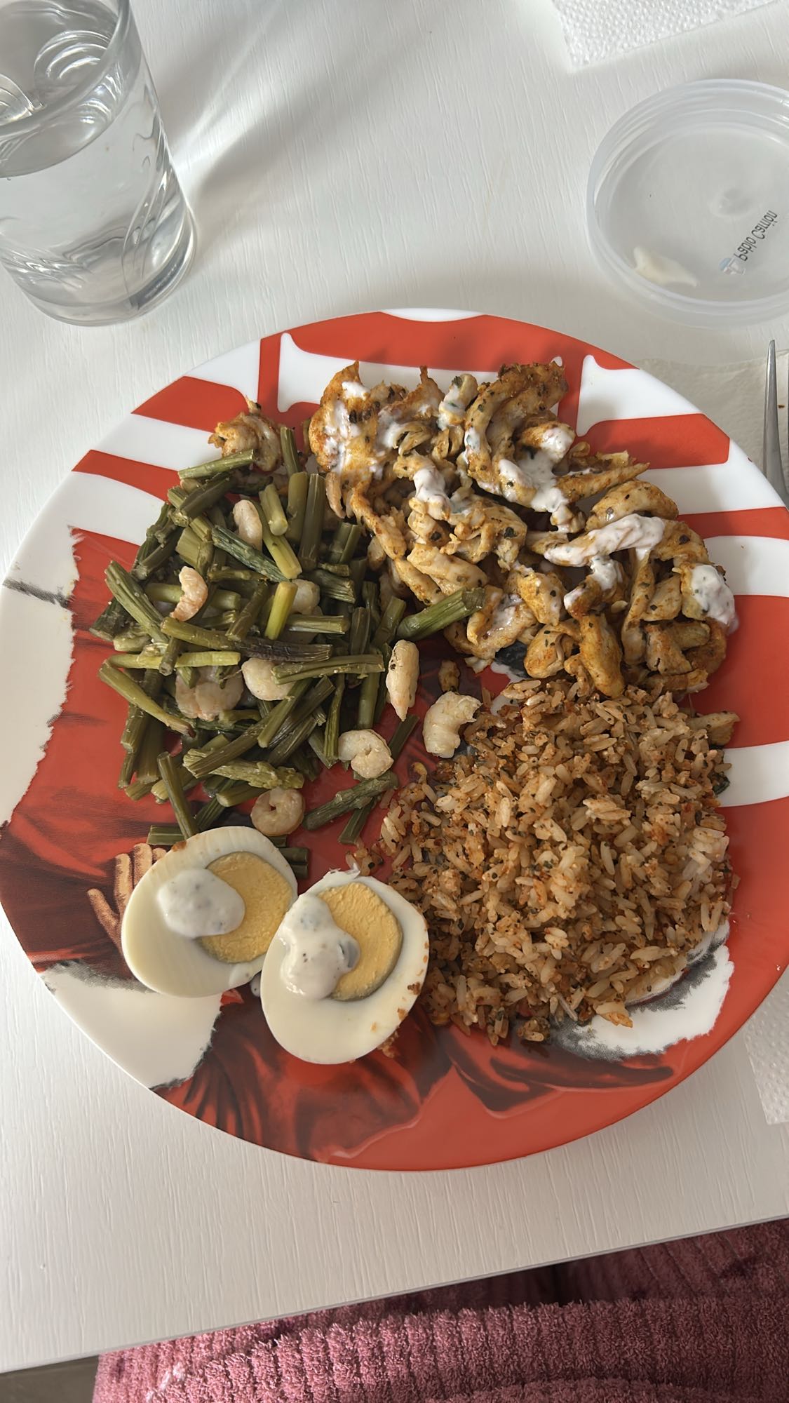 Pollo air fryer con huevo y salsa yogur