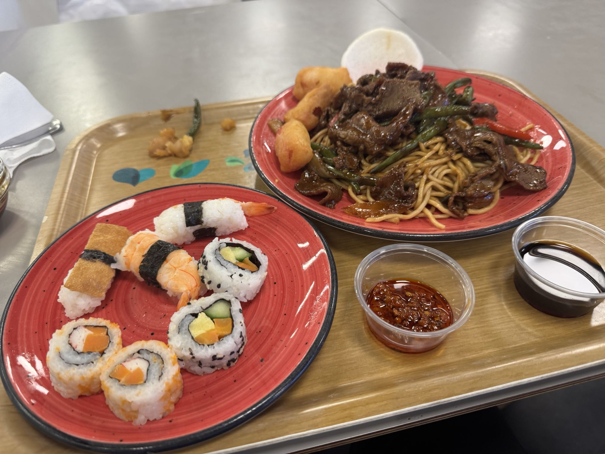 Sushi och biffwok tallrik