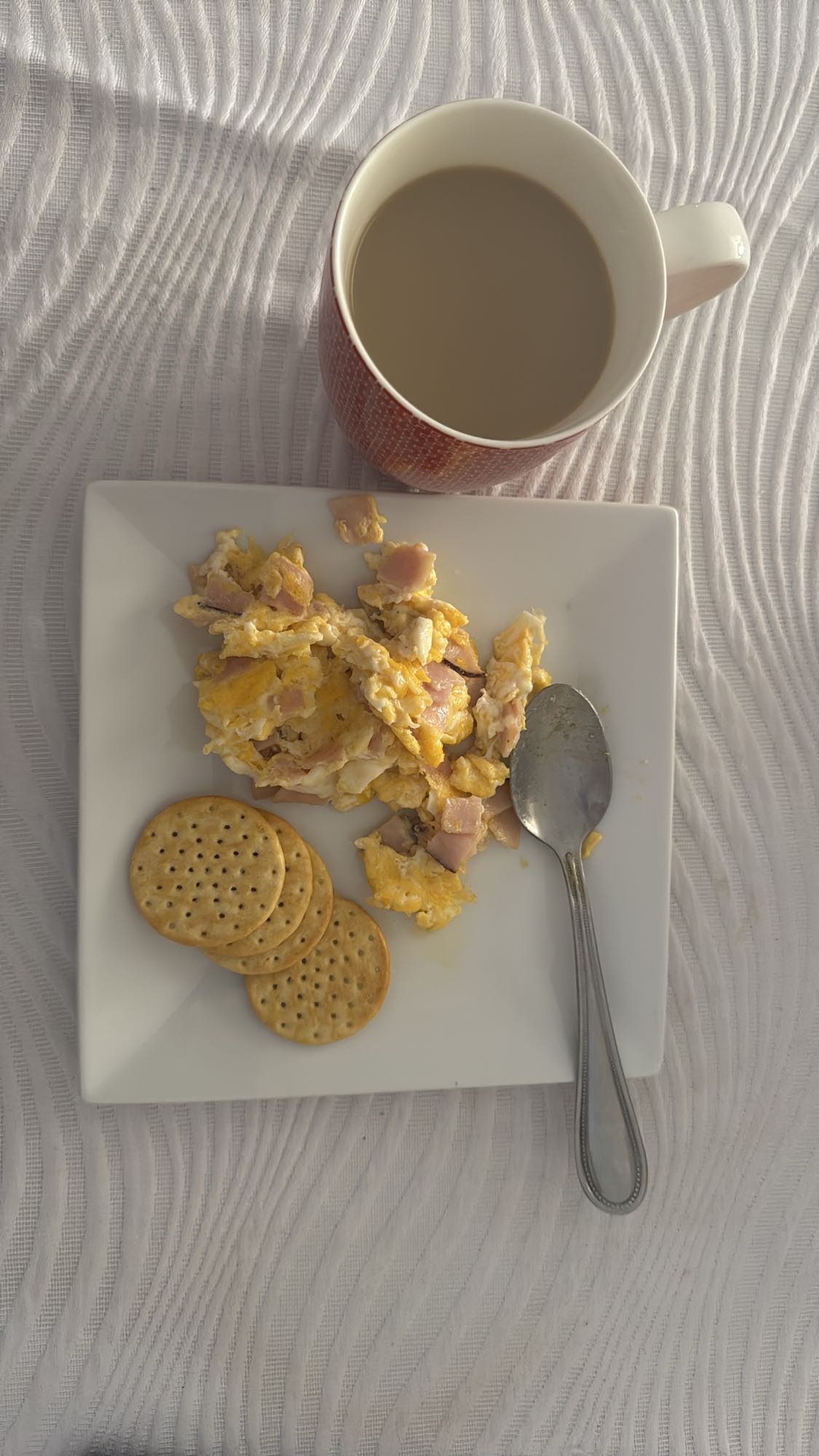 Desayuno con huevo y café