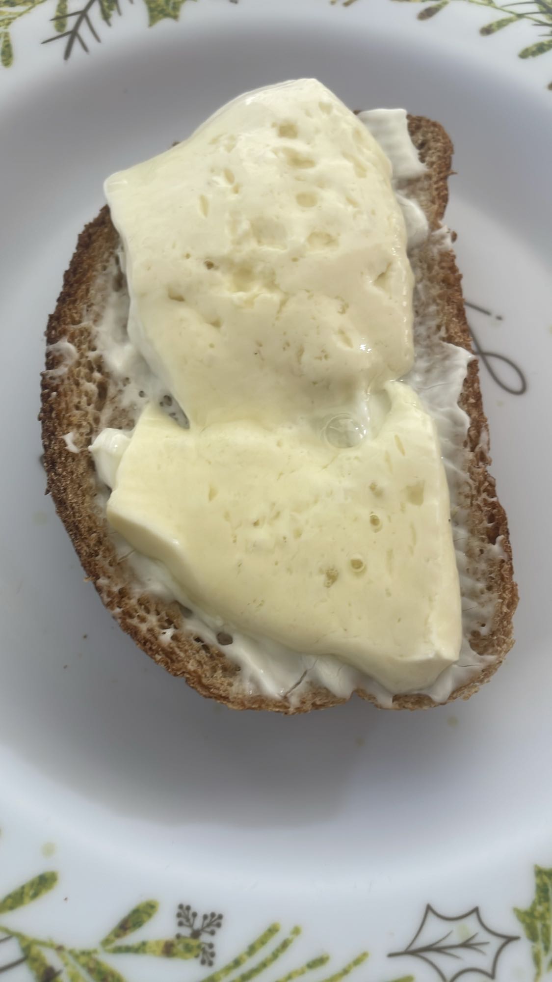 Pão com queijo e manteiga